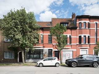 <p>Dit instapklare duplex appartement nabij het UZ combineert ruimte, licht en een uitstekende ligging. Gelegen in een bijzonder rustige straat met enkel lokaal verkeer, woont u hier in alle sereniteit, terwijl u toch op amper 500 meter van de belangrijkste verbindingswegen zit. Winkels, een grootwarenhuis en het UZ Gent bevinden zich bovendien vlakbij, wat zorgt voor een uiterst praktische en gegeerde locatie.</p>
<p>Het appartement zelf strekt zich uit over twee verdiepingen en biedt een aangename, open leefruimte waar living, eetplaats en keuken naadloos in elkaar overvloeien. Dankzij de grote raampartijen geniet u hier van een overvloed aan natuurlijk licht, wat zorgt voor een warme en uitnodigende sfeer. Met twee volwaardige slaapkamers is er voldoende ruimte voor zowel een koppel, een klein gezin als wie extra plaats wenst voor een bureau of hobbyruimte.</p>
<p>Een absolute meerwaarde is het leuke terras, waar u in alle rust kan genieten van het buitenleven. Het appartement bevindt zich in goede staat en is volledig instapklaar, waardoor u zonder zorgen kan verhuizen. Bovendien werden zonet alle ramen vernieuwd en de gevels van het gebouw nog volledig geïsoleerd, wat niet alleen het wooncomfort maar ook de energiezuinigheid aanzienlijk ten goede zal komen.</p>
<p>Kortom, een lichtrijk en verzorgd duplex appartement met terras, op een topligging in Gent, ideaal voor wie comfortabel en centraal wil wonen in alle rust.</p>
