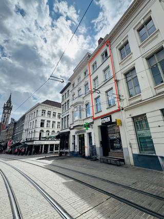 Te huur - GENT. Op zoek naar een stijlvol en ruim appartement in het centrum van Gent? Dit prachtig afgewerkt triplex appartement ligt...