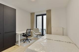 <p>**ACADEMIEJAAR 2026-2027 - STUDENTEN/STUDENTS ONLY**<br /><br />Deze vernieuwde gerenoveerde studentenkamers in Heverlee, aan de zuidkant van de bruisende studentenstad Leuven. Residentie Square is de perfecte uitvalbasis voor studenten, je bent er op wandel/fiets afstand van de Leuvense Stadskern, het Sportkot, de KULeuven campussen in de binnen en buitenstand alsook het station van Leuven en Heverlee. Deze residentie is gelegen op de Naamsesteenweg. Niet alleen zijn strategische ligging is een troef, maar ook de residentie zelf is puur genieten.<br /><br />De kamer is gelegen op de gelijkvloerse verdieping en beschikt over privatief sanitair. Bijkomend heeft dit pand een gemeenschappelijke keuken.<br /><br />Interesse in een bezoek ter plaatse? Contacteer ons vandaag nog: verhuur@connect-immo.be of 016 229 228<br /> <br />Huurprijs: €730 exclusief €90 (provisie voor water, verwarming, elektriciteit en internet)<br />EPC: 89 kWh/m2jaar - 3358049</p>