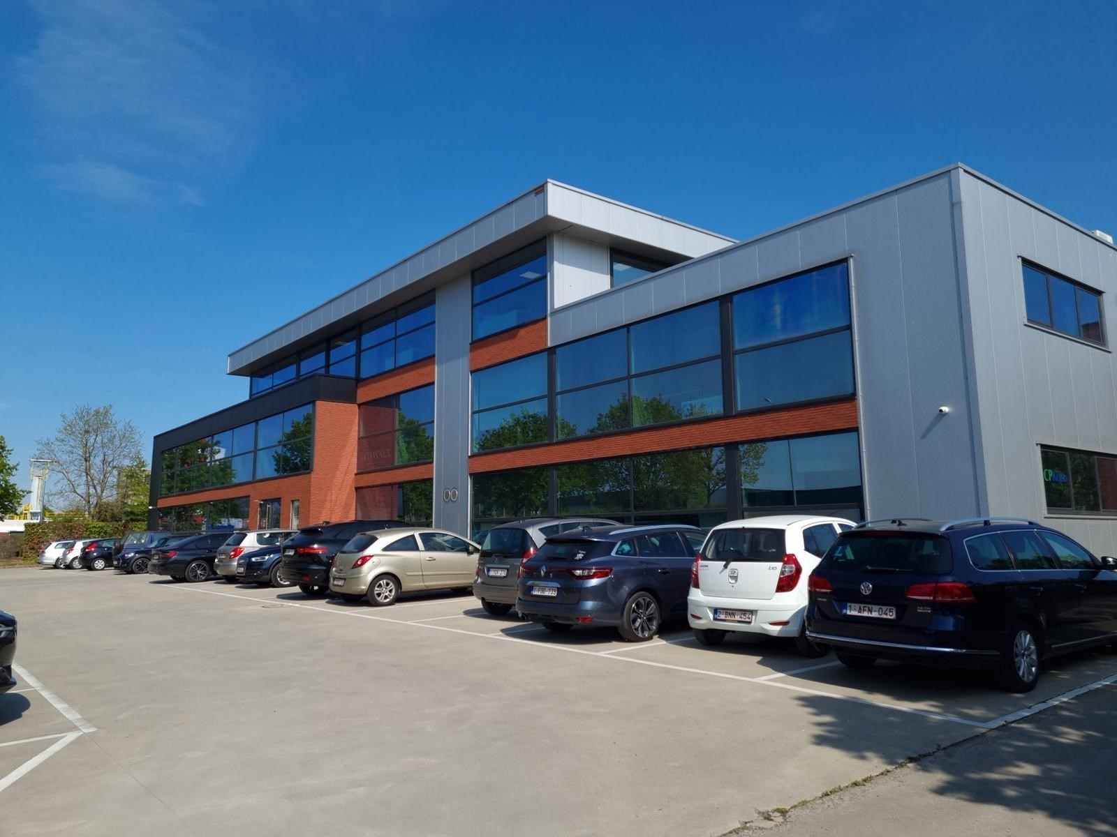 Terbeschikkingstelling van infrastructuur in vernieuwde kantoren met parking, v.a. 21 m², Genk-Noord - foto 4