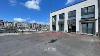 Handelsunit te huur met een totale oppervlakte van 70m².<br />Dit handelspand geniet van een authentieke waterfrontligging in een omgeving waar wonen, toerisme, horeca en maritieme activiteiten samenkomen. De nabijheid van de jachthaven, de kust en de haven creëert een interessante mix van bezoekers en lokale klanten, ideaal voor uiteenlopende commerciële activiteiten.<br /><br /><u><strong>Benaderende OPPERVLAKTEN:</strong></u><br />Totale oppervlakte: 70m²<br /><br /><u><strong>INDELING:</strong></u><br />Gelijkvloers (70m²): <span>casco handelsruimte met uitbereidingsmogelijkheid tot terras</span><br /><br /><span><u><strong>Bestemmingsmogelijkheden:</strong></u></span><br />Zomeruitbating waarbij binnenruimte dienst doet als 'back-office'<br />Terrasuitbating vergunbaar bij MDK > terrastaks<br /><br /><strong><u>GROTE TROEVEN van dit handelspand:</u></strong><br />- Voldoende parkeergelegenheid<br />- Vlotte bereikbaarheid nabij de jachthaven van Zeebrugge<br />- Toeristisch trekpleister<br /><br /><u><strong>Bijzonderheden</strong></u><br />- Korttijdige bezetting<br />- Onmiddellijk beschikbaar<br /><br /><br />- Onze referentie op<strong> </strong><strong>www.centro.be</strong>: <strong>L0199 - 1A</strong><br />- <strong>Interesse?</strong> Neem dan vandaag nog contact voor meer info of bezichtiging:<strong> </strong><strong>050700102</strong><strong>.</strong><br /><br /><strong>CENTRO | </strong><strong>BEDRIJFSVASTGOED </strong>is reeds 24 jaar <u>gespecialiseerd in de bemiddeling van commercieel- en bedrijfsvastgoed</u> in West- en Oost-Vlaanderen.<br /><strong>Wilt u ook weten hoeveel uw bedrijfsgebouw waard is?</strong><br />Contacteer ons vrijblijvend voor een marktconforme waardebepaling van uw pand. <br />
