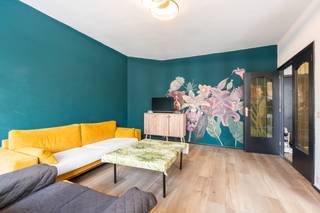 <p>Appartement in Antwerpen, ideaal gelegen aan de stadsrand met vlotte verbindingen en voorzieningen binnen handbereik.</p>
<p> </p>
<p>Dit volledig gerenoveerde appartement combineert instapklaar comfort met een uitstekende ligging in Antwerpen. Hier geniet u van de perfecte balans tussen rust en stedelijke dynamiek, met scholen, winkels en openbaar vervoer vlakbij. Dankzij de sterke mobiliteitsscore bereikt u het stadscentrum en belangrijke invalswegen bijzonder vlot. De aangename woonomgeving aan de stadsrand zorgt voor extra wooncomfort zonder in te boeten op bereikbaarheid. Een ideale keuze voor wie comfortabel en zorgeloos wil wonen in een levendige woonkern.</p>
<p> </p>
<p>• Lichtrijke woonkamer met aangename leefruimte<br />• Praktische keuken met functionele indeling<br />• Badkamer met hedendaags comfort<br />• Compact en onderhoudsvriendelijk appartement</p>
<p> </p>
<p>• Volledig gerenoveerd en instapklaar<br />• Uitstekende mobiliteit en bereikbaarheid<br />• Rustige ligging nabij het bruisende stadsleven</p>
<p> </p>
<p>Neem vandaag nog contact op met je ERA-makelaar voor een bezoek.</p>
<p> </p>
<p>JOUW DROOMAPPARTEMENT. ZO GEVONDEN!</p>