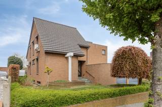 <strong>Leuke gezinswoning met 4 slaapkamers te koop in Deurne (Diest)</strong><br /><br />In een rustige wijk nabij het centrum van Deurne-Diest, vinden we deze leuke gezinswoning. Op wandel- en fietsafstand vinden we een warme bakker, een apotheek, een basisschool en openbaar vervoer. Op slechts 5 minuutjes rijden komen we in het centrum van Tessenderlo met meer scholen, supermarkten en horeca. Er is een vlotte verbinding naar omliggende centra zoals Engsbergen, Tessenderlo, Schaffen en Meldert. <br /><br />Bij binnenkomst in de inkomhal is er een apart gastentoilet. Via de inkomhal komen we binnen in de lichtrijke leefruimte. Dankzij de grote raampartijen komt hier veel natuurlijke lichtinval binnen. Aansluitend aan de leefruimte is de keuken. De keuken is uitgerust met een kookvuur met dampkap, een oven, een microgolf, een koelkast en een spoelbak. Achter de keuken is een handige berging met ingemaakte kasten en met aansluiting voor een wasmachine.<br /><br />Verder bevindt zich op het gelijkvloers een eerste slaapkamer (15m²) en de badkamer (5,8m²). De badkamer is voorzien van een grote inloopdouche en een lavabo. <br /><br />Op de verdieping zijn er drie ruime slaapkamers (10m², 12,30m² en 18,29m²) en een bureau (4,36m²). Verder is er nog een zolderkamer (13m²) die nog potentieel biedt.<br /><br />Voor het parkeren van de wagen is er een dubbele inpandige garage met automatische poorten. Vanuit de garage is er eveneens toegang tot de kelder, ideaal voor extra stockage of als hobbyruimte.<br /><br />Achteraan heeft de woning een leuk overdekt terras en een zuid georiënteerde tuin waar het heerlijk vertoeven is.<br /><br />De centrale verwarming gebeurt via een warmtepomp met vloerverwarming op het gelijkvloers. De ramen zijn voorzien van HR-beglazing (houten profielen) en de muren en het dak zijn geïsoleerd. Voor de verwarming van het water is er een recente warmtepompboiler van het merk Viessmann. Er liggen 28 zonnepanelen met een totaal vermogen van 6.720 Wp. De berekende energiescore bedraagt slechts 120 kWh/(m²jaar) wat resulteert in een energielabel B.<br /><br />Verder is er een regenwaterput die aangesloten is op de toiletten en de buitenkraan. <br /><br />Spreekt deze leuke gezinswoning jullie aan? Contacteer ons via info@bosmanvastgoed.be voor meer info of een bezoek ter plaatse. Wij helpen jullie graag verder!