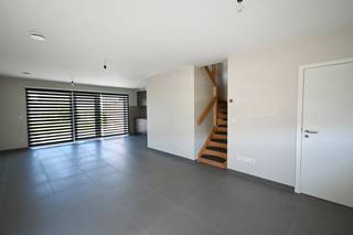 Bent u op zoek naar een energiezuinige en comfortabele woning op een uitstekende locatie? Deze moderne passiefwoning gelegen aan de Aaltersesteenweg 35 te Deinze combineert duurzaam wonen met een praktische indeling en een vlotte bereikbaarheid.<br /><br />De woning beschikt op het gelijkvloers over een ruime inkomhal met gastentoilet, een lichtrijke open leefruimte met aansluitende volledig ingerichte keuken en een handige berging voor wasmachine, droogkast en provisie.<br />Via de open trap bereikt u de eerste verdieping, waar zich drie volwaardige slaapkamers bevinden, een afzonderlijk toilet en een ruime badkamer uitgerust met een ligbad, douche en dubbele wastafel.<br /><br />Buiten geniet u van een aangenaam terras en een compacte, onderhoudsvriendelijke tuin. Via het tuinpoortje heeft u rechtstreeks toegang tot de private staanplaats en de garagebox.<br /><br />Dankzij het <strong>passiefconcept</strong> en de energiezuinige water/water-warmtepomp behaalt de woning een uitstekende energieprestatie met EPC-label A. Dit vertaalt zich in een hoog wooncomfort en een lage energiefactuur.<br /><br />De ligging is een absolute troef. De woning bevindt zich op korte afstand van het centrum van Deinze met zijn winkels, scholen, horeca en sportfaciliteiten. Openbaar vervoer is vlot bereikbaar en het station van Deinze biedt uitstekende treinverbindingen richting Gent, Kortrijk en Brussel. Ook belangrijke invalswegen zoals de N35 en E17 bevinden zich in de nabije omgeving, waardoor woon-werkverkeer bijzonder comfortabel verloopt.<br /><br />👉 <strong>Interesse</strong>? Plan vandaag nog je bezoek en ontdek deze woning zelf! Contacteer <strong>Kim</strong> voor meer info en vraag naar de bezoekdagen 📲 0477 751 893 of <strong>kim@lannimmo.be</strong><br />