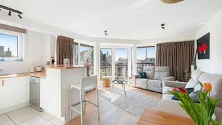 In het commerciële centrum van Knokke bevindt zich dit lichtrijke, zongerichte hoekappartement met twee slaapkamers en een aangenaam terras. Dit instapklare appartement bevindt zich op de vierde verdieping en maakt deel uit van een recent en standingvol gebouw. Gelegen in het bruisende hart van Knokke geniet u hier van optimaal wooncomfort, met tal van winkels, restaurants en voorzieningen vlak bij. <br /><br />Indeling:<br />inkomhal met toilet, lichtrijke leefruimte met zongericht terras, uitgeruste leefkeuken, berging, twee slaapkamers, twee badkamers.<br /><br />Fietsenstalling op het gelijkvloers en kelderberging.<br /><br />Mogelijkheid tot aankoop van een ruime garagebox (4m x 5,5m).<br /><br />Bezoeken? Graag na afspraak met Avantimmo op het nummer 050 62 50 55