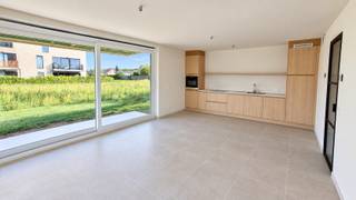 <div><strong>Appartement 0.01 – Instapklaar gelijkvloers wonen in Klaverstuk 24</strong></div>
<br />Ontdek dit prachtige gelijkvloerse appartement in het exclusieve nieuwbouwproject Klaverstuk 24 te Zedelgem.<br /><br />Met een slimme indeling, hoogwaardige afwerking en een ideale ligging is dit appartement dé perfecte thuisbasis.
<h4><br /><strong>K<strong>enmerken van appartement 0.01</strong></strong></h4>
<ul>
<li>* <strong>Bewoonbare oppervlakte:</strong> 86 m²</li>
<li>* <strong>Ruime inkomhal</strong> met vestiaire en apart gastentoilet.</li>
<li>* <strong>2 slaapkamers</strong>: ideaal voor gezinnen, koppels of als extra werkruimte.</li>
<li>* Stijlvolle badkamer met <strong>dubbel meubel, inloopdouche en bad</strong>.</li>
<li>* <strong>Lichtrijke leefruimte</strong> dankzij grote raampartijen, verbonden met een moderne open keuken.</li>
<li>* Een <strong>gezellig terras </strong>van 6 m², perfect om buiten te ontspannen.</li>
<li>* Inclusief <strong>ondergrondse parkeerplaats </strong>en <strong>fietsenberging</strong>.</li>
</ul>
<h4><strong>Duurzaam en instapklaar</strong></h4>
Dit appartement is voorzien van:
<ul>
<li>* Vloerverwarming voor een optimaal wooncomfort.</li>
<li>* Een warmtepomp en zonnepanelen voor duurzame en energiezuinige oplossingen.</li>
<li>* Een uitzonderlijk laag E-peil van 30, waardoor u geniet van vrijstelling van de onroerende voorheffing.</li>
</ul>
<h4><strong>Toplocatie in Zedelgem</strong></h4>
Wonen in <strong>Klaverstuk 24</strong> betekent genieten van een rustige omgeving met een vlotte verbinding naar winkels, scholen en openbaar vervoer.<br /><br />Grijp deze kans om te wonen in een appartement dat stijl, comfort en duurzaamheid combineert.<br />Contacteer ons vandaag voor meer informatie of een bezoek.<br /><br /><strong>Uw nieuwe thuis wacht op u!</strong><br /><br /><strong>051 21 11 11 of matias@imfiro.be</strong>