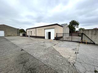 Het magazijn (Unit E van 193 m² + kantoor van 40 m² + 520 m² buitenopslag + 181 m² overdekte opslag) kan gebruikt worden als opslagruimte...