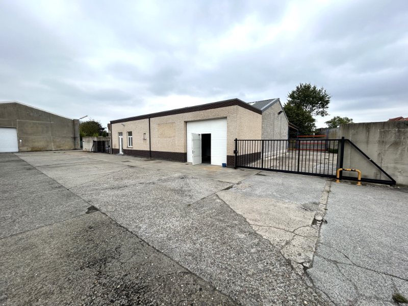 Goed gelegen magazijn met buitenopslag, overdekte opslagruimte en kantoor - photo 1