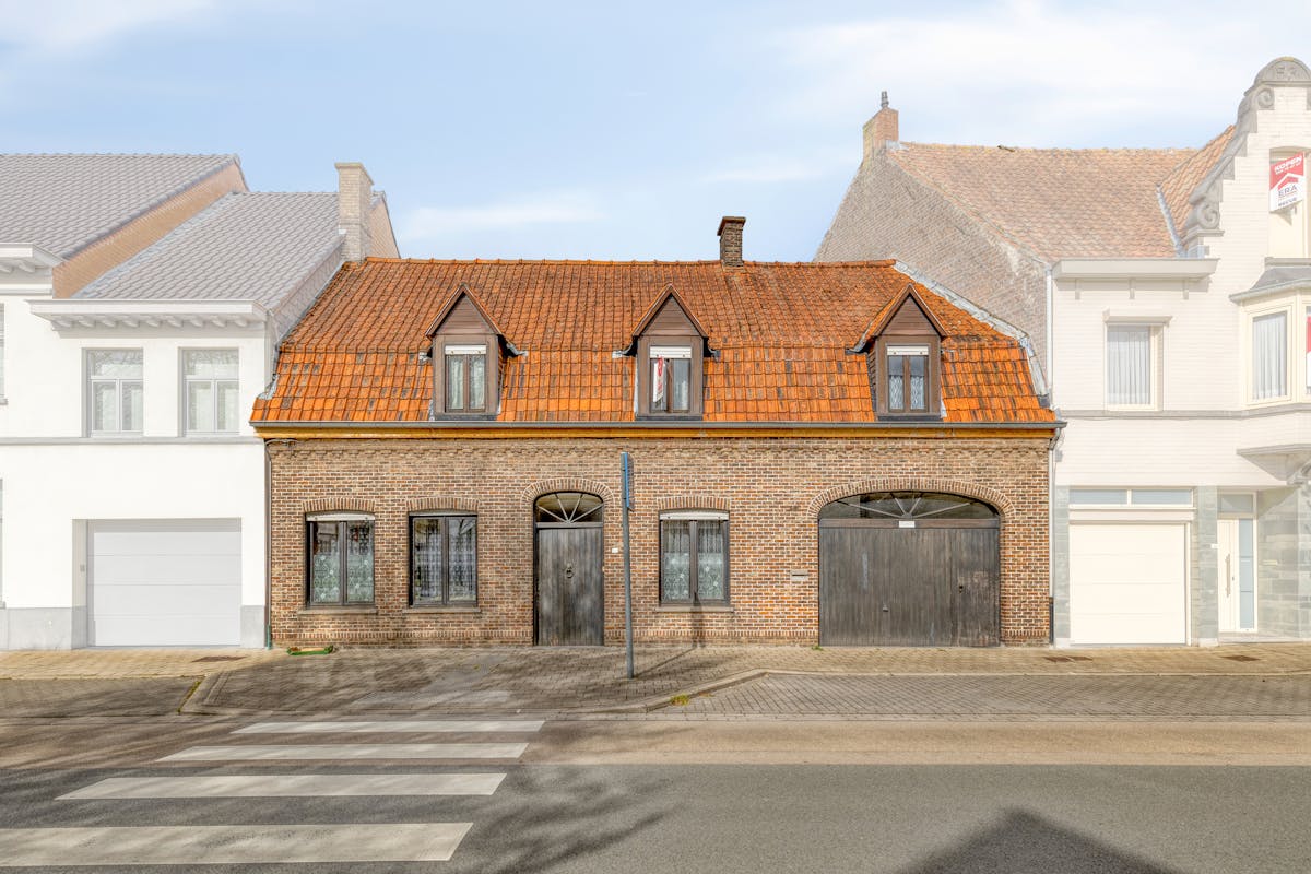 Ruime rijwoning met tuin en garage nabij centrum Izegem. - foto 2