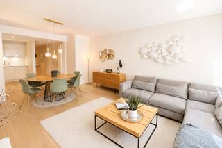 Cet appartement prêt à emménager, comprenant deux chambres à coucher de belle superficie, bénéficie d’une excellente situation centrale, à proximité du centre commercial et à quelques pas de la mer.<br /><br />La façade de la résidence a été entièrement rénovée récemment, en 2026, avec des matériaux de qualité et élégants. Les châssis ont également été renouvelés, donnant à la résidence une allure soignée et contemporaine.<br /><br />L’appartement se compose d’un hall d’entrée avec toilette invités et placards intégrés pratiques. L’agréable pièce de vie comprend une cuisine ouverte entièrement équipée avec tout le confort contemporain, un espace repas convivial et un spacieux salon.<br /><br />L’appartement dispose également de deux chambres à coucher de belle superficie avec placards intégrés, dont l’une bénéficie d’un accès à un balcon à l’arrière, ainsi que d’une salle de douche.<br /><br />Une cave privative et un local à vélos commun complètent ce bien.<br /><br />Un appartement particulièrement agréable et fonctionnel pour ceux qui recherchent confort, espace et une situation centrale à proximité immédiate de la mer et des commerces.