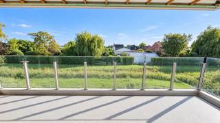 <strong>Appartement 1.02 – Ruim en comfortabel wonen op de eerste verdieping in Klaverstuk 24</strong><br /><br />Welkom in appartement 1.02, een prachtig en instapklaar appartement op de eerste verdieping van het exclusieve Klaverstuk 24 in Zedelgem.<br />Met zijn royale indeling, twee badkamers en een ruim terras biedt dit appartement alles wat u nodig heeft voor een comfortabele en moderne levensstijl.
<h4><strong>Kenmerken van appartement 1.02</strong></h4>
<ul>
<li>* Bewoonbare oppervlakte: 103 m²</li>
<li>* Inkomhal met praktische vestiaire en apart gastentoilet.</li>
<li>* 3 ruime slaapkamers, ideaal voor gezinnen of extra werk-/logeerruimte.</li>
<li>* 2 badkamers: één met meubel en inloopdouche, en één met meubel en ligbad.</li>
<li>* Lichtrijke leefruimte dankzij grote raampartijen, met een moderne open keuken.</li>
<li>* Handige wasplaats voor extra opbergruimte.</li>
<li>* Ruim terras van 20 m², perfect om te genieten van de buitenlucht.</li>
<li>* Inclusief ondergrondse parkeerplaats en fietsenberging.</li>
</ul>
<h4><strong>Hoogwaardige afwerking en energiezuinig</strong></h4>
Dit appartement biedt niet alleen stijl en comfort, maar is ook duurzaam en energiezuinig:
<ul>
<li>* Vloerverwarming voor een aangename temperatuur in alle seizoenen.</li>
<li>* Warmtepomp en zonnepanelen voor een milieuvriendelijke energievoorziening.</li>
<li>* Een uitzonderlijk laag E-peil van 30, wat recht geeft op vrijstelling van de onroerende voorheffing.</li>
</ul>
<h4><strong>Perfect gelegen in Zedelgem</strong></h4>
Klaverstuk 24 ligt in een rustige, groene omgeving met alle voorzieningen binnen handbereik.<br />Het centrum van Zedelgem, openbaar vervoer en uitvalswegen naar Brugge en omliggende steden zijn vlot bereikbaar.<br />Met zijn royale ruimte en moderne afwerking is appartement 1.02 de ideale keuze voor wie stijlvol en comfortabel wil wonen.<br /><strong>Contacteer ons vandaag nog voor meer informatie of een bezoek.</strong><br /><br />Uw droomappartement wacht op u!<br /><br /><strong>051 21 11 11 of matias@imfiro.be</strong>