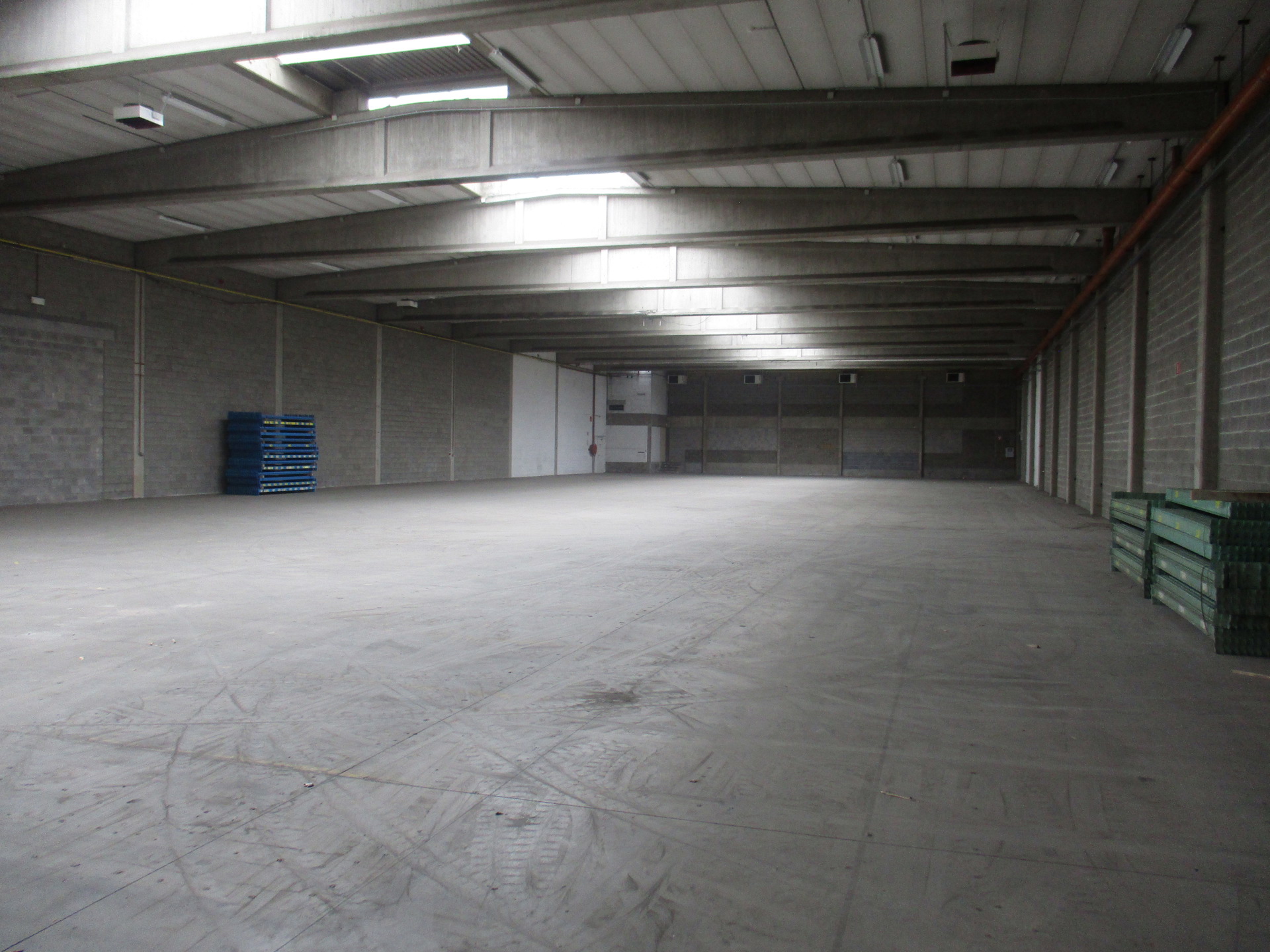 Magazijn van 1.152 m²  en kantoor 288m² te Aartselaar. - foto 3