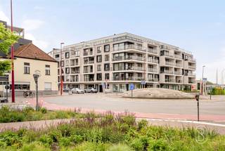 <p>Recente, <strong>instapklare penthouse</strong> op <strong>centrale ligging</strong>, voorzien van <strong>2 uitzonderlijk ruime terrassen</strong> (voor- en achterzijde).<br />Indeling: bestaande uit inkom, lichtrijke leef-en zitruimte, open keuken, 2 ruime slaapkamers voorzien van ingemaakte kasten, badkamer met dubbele wastafel, douche en toilet, gastentoilet in de gang. <br />Eveneens is er een berging/wasplaats met voorzieningen voor wasmachine, droogkast en extra bergruimte.<br /><br />Deze penthouse van <strong>2020</strong> is tot <strong>in de puntjes afgewerkt</strong>, voorzien van domotica met automatische schuiframen naar de beide terrassen, <strong>elektrische screens en gordijnen</strong>, functionele en stijlvolle verlichting.<br />Zowel aan de voorzijde als de achterzijde bevindt zich een uitzonderlijk ruim terras zodat u de hele dag kan genieten van <strong>zon en lichtinval.</strong><br />Het terras aan de voorzijde is bovendien ook voorzien van een extra buitenberging.<br />Deze penthouse is ook <strong>uitermate geschikt voor een publiek met beperkte mobiliteit</strong>, gezien deze ook <strong>rolstoeltoegankelijk</strong> is.<br />2 private parkeerplaatsen zijn optioneel bij te kopen (25.000€/stuk)<br />De volledige penthouse is voorzien van vloerverwarming en heeft een uiterst gunstig energieverbruik.<br /><br />Mis deze <strong>buitenkans</strong> niet, neem vandaag nog contact om een bezoek in te plannen en laat u verrassen door dit stijlvol ingerichte appartement op een topligging!</p>