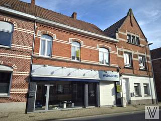 Deze te renoveren woning met atelier op circa 400 m² grond, is klaar om omgetoverd te worden tot een droomhuis dat helemaal bij jou past.Met...