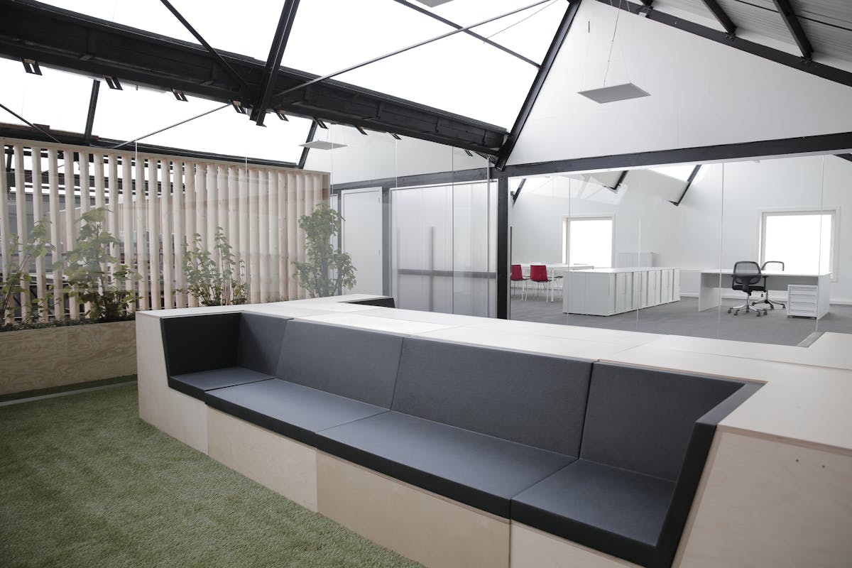 Kantoor van ca. 85m² met diensten in Intraxie te Rumbeke - foto 4