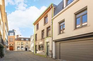 TOWNHOUSE TO RENOVATE WITH CHARACTER NEAR THE BOTANICAL GARDENS IN MECHELENOn a prime location near the Kruidtuin, this charming townhouse is full of...