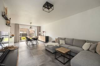 Wie op zoek is naar een zeer recente, energiezuinige gezinswoning met een moderne uitstraling en een doordachte indeling, voelt zich hier...