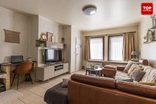 <p>Deze instapklare en energiezuinige woning is rustig gelegen in een aangename straat nabij het centrum van Eeklo. <br /><br />Dankzij de vlotte verbinding en de nabijheid van winkels, scholen en openbaar vervoer geniet u hier van een ideale combinatie tussen rust en bereikbaarheid.</p>
<p>Binnen biedt de woning een lichtrijke leefruimte, een praktische keuken en een gezellige veranda die uitkijkt op de ruime, zonnige tuin. <br /><br />Met drie volwaardige slaapkamers is er voldoende plaats voor het hele gezin. <br /><br />De badkamer is uitgerust met zowel een ligbad als een aparte douche. <br /><br />Daarnaast beschikt de woning over een ruime zolder die tal van mogelijkheden biedt.</p>
<p>De inpandige garage vormt een extra troef en zorgt voor voldoende opslagruimte. <br /><br />Buiten kunt u volop genieten van de zonnige tuin, waar rust en privacy centraal staan.</p>
<p>Ook op energetisch vlak scoort deze woning uitstekend dankzij de aanwezigheid van zonnepanelen en airconditioning, wat bijdraagt aan een aangenaam wooncomfort.</p>
<p>Kortom, een verzorgde gezinswoning met veel ruimte, een gunstige ligging en een energiezuinig karakter, ideaal voor wie zorgeloos wil wonen nabij het centrum van Eeklo.<br /><br />Bel Top Vastgoed voor een bezoek op 0475 700 700</p>