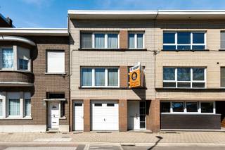 Ruime te renoveren woning nabij het centrum op ca. 695 m².Indeling en omschrijving:U betreedt deze ruime bel-etagewoning via de inkomhal. Hierachter...