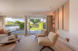 Welkom in Atlantide, een uitzonderlijk tuinappartement in een elegante villa-residentie op een toplocatie nabij het strand van Knokke-Het Zoute...
