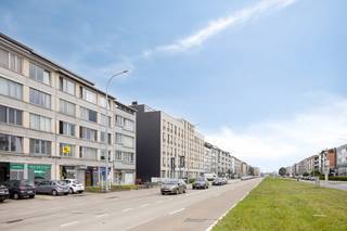 Goed onderhouden en lichtrijk appartement te koop op de eerste verdieping van een kleinschalig gebouw, gelegen aan de Bisschoppenhoflaan 484 in Deurne. Dit appartement beschikt over twee volwaardige slaapkamers, waarvan één directe toegang biedt tot een zonnig terras, ideaal om te genieten van een kop koffie of een rustige avond. De leefruimte is aangenaam en sluit naadloos aan op de praktische open keuken, wat zorgt voor een gezellige en huiselijke sfeer. De badkamer is uitgerust met een ligbad met douche, toilet en de aansluitingen van de wasmachine. Daarnaast is er een handige berging in het appartement zelf, wat zorgt voor extra opslagruimte.<br /><br />De ligging is een absolute troef: op wandelafstand bevinden zich grote supermarkten zoals Lidl en Aldi, en ook het openbaar vervoer (bus) is vlakbij, met vlotte verbindingen naar het centrum van Antwerpen en omliggende gemeenten.<br /><br />Dit appartement is uitermate geschikt voor starters, koppels of investeerders die op zoek zijn naar een comfortabel pand in goede staat van onderhoud op een strategische locatie. Aarzel niet en plan vandaag nog uw bezoek!