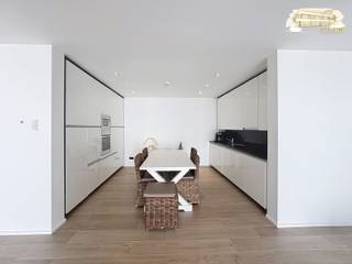 Op een toplocatie nabij het dorpscentrum van Sint-Katelijne-Waver vindt u dit volledig gerenoveerde appartement met ruim terras terug. <br />Het gebouw werd in 2016 volledig vernieuwd volgens de geldende energetische normen.<br /><br />Via de hoofdingang van het gebouw komt u binnen in het enige appartement op het gelijkvloers, discreet gelegen aan de achterzijde van een winkelpand – ideaal voor wie rust en privacy zoekt.<br /><br />Indeling:<br />Lichtrijke leefruimte met grote ramen en een aangename sfeer<br />Volledig uitgeruste, moderne keuken met alle comfort<br />Ruime open slaapkamer, rustig gelegen<br />Grote badkamer met inloopdouche, dubbele lavabo en toilet<br />Praktische berging met aansluiting voor was- en droogmachine<br />Zeer ruim terras – perfect voor buiten te genieten<br /><br />EPC-score: B (163 kWh/m²) - CV op gas - Elektriciteit conform AREI<br /><br /><br />Meer info of een vrijblijvend bezoek? Contacteer ons via laila@immodor.be of +32 477 30 85 59.