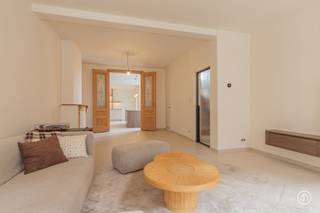 Vandaag nemen we jullie mee naar deze instapklare woning op een absolute toplocatie in het bruisende centrum van Puurs. De eigendom bevindt zich op wandelafstand van alle nodige faciliteiten, zoals scholen, winkels, en openbaar vervoer.<br /><br />We komen binnen via een inkomhal met de aanwezigheid van ingemaakte kasten en een achterdeur die toegang verleent tot de tuin.<br /><br />Wanneer we verder doorlopen, treffen we de ruime leefruimte aan. Deze ruimte biedt voldoende plaats om een zit- en eetruimte te creëren.<br />Via de authentieke deuren vinden we de volledig geïnstalleerde en vernieuwde keuken terug. Verder bevindt zich op het gelijkvloers een aparte berging en een gastentoilet.<br /><br />Via de charmante trap bereiken we de eerste verdieping waar zich twee slaapkamers bevinden alsook een badkamer voorzien van een inloopdouche, bad en dubbele lavabo.<br />In de nachthal bevindt zich ook een apart toilet.<br /><br />Via de vaste trap bereiken we de tweede verdieping waar we de derde slaapkamer terugvinden alsook een apart toilet en en extra opbergruimte. De derde slaapkamer is tevens voorzien van een mezzanine.<br /><br />Als kers op de taart is er een gezellige tuin met terras. Genieten van een aperitiefje was nog nooit zo aangenaam.<br />De woning heeft de laatste jaren renovaties ondergaan wat het comfortabel maakt alsook energiezuinig.<br /><br />De kelder biedt extra opslagruimte.<br /><br />Heb je interesse in deze centrale, instapklare woning?<br />Neem gerust contact op via roy@julimmo.be of 0498 62 74 71.
