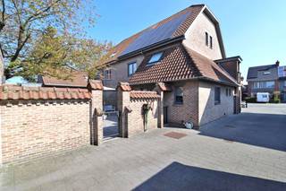 Deze uitstekend onderhouden en lichtrijke woning is gelegen in de Kasteeldreef, op slechts een steenworp van het centrum van Beveren. De woning...