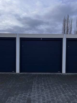 <p>Gesloten garagebox op een gunstige ligging, vlak bij het centrum van Willebroek. De garage is voorzien van een sectionale poort met afstandsbediening en biedt een veilige en praktische oplossing voor het stallen van uw wagen of extra opslagruimte.</p>

<p><strong>Troeven:</strong></p>

<ul><li>Gesloten garagebox</li><li>Sectionale poort met afstandsbediening</li><li>Vlot bereikbaar</li><li>Gelegen vlak bij het centrum van Willebroek</li></ul>