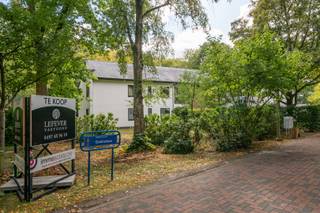 Ruim gelijkvloers appartement met grote privatieve tuin in rustige, residentiële omgevingDit gelijkvloers appartement is gelegen in een rustige en residentiële buurt en biedt een bewoonbare oppervlakte van maar liefst 150 m². Een van de grote troeven is de privatieve tuin van ca. 1.000 m², ideaal voor wie houdt van groen en rust.Indeling:Ruime inkomhal met vestiaire en gastentoiletVernieuwde keuken met toegang tot het terrasAansluitende berging/wasplaats met ingemaakte kastenLichtrijke leefruimte met mooi uitzicht op de tuinTwee ruime slaapkamers, beide met zicht op en directe toegang tot de tuin. Eén slaapkamer beschikt over ingemaakte kastenBadkamer met inloopdouche en lavaboHet volledige appartement is afgewerkt met een uniforme vloer, wat zorgt voor een harmonieuze uitstraling.Extra's:Kelder inbegrepenVerplichte aankoop van een garage aan € 25.000Kortom: een royaal en goed ingedeeld appartement op het gelijkvloers, met een uitzonderlijk grote tuin in een aangename en groene woonomgeving.