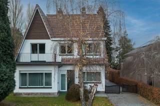 Bent u op zoek naar een charmante villa met karakter, ruimte en uitzonderlijke mogelijkheden op een topligging in Sint-Niklaas?<br />Dan is deze woning beslist iets voor u!<br /><br /><u><strong>Voor meer info kubra@ocvastgoed.be of 0465 08 41 48! </strong></u><br /><br />Deze charmante villa bevindt zich op een ruim perceel met een mooie parktuin en geniet van een uitstekende bereikbaarheid en zichtbaarheid. De combinatie van groen, privacy en een gunstige ligging maakt dit eigendom ideaal voor wie comfortabel wil wonen en eventueel wonen en werken wil combineren.<br /><br />Via de zijdelingse oprijlaan bereikt u de woning, met plaats voor meerdere wagens, een dubbele garage en een achterliggend magazijn. Zowel de voortuin als de afgesloten achtertuin zorgen voor een aangename buitenbeleving.<br /><br />Bij het betreden van de woning komt u in een ruime inkom- en traphal. Aan de voorzijde bevindt zich een bureauruimte met groot raam, ideaal als thuiswerkplek of praktijkruimte. De lichtrijke woonkamer beschikt over drie grote raampartijen en een elegante marmeren schouw met geïntegreerde houtkachel. Aansluitend vindt u de eetkamer, die via grote raam- en deurpartijen in verbinding staat met het terras en de tuin, en tevens toegang biedt tot de oprijlaan richting garage.<br /><br />De keuken sluit aan op de eetkamer en geeft toegang tot een gastentoilet en een wasplaats/technische ruimte met buitendeur.<br /><br />Op de eerste verdieping bevinden zich twee ruime slaapkamers en twee bijkomende kamers, evenals een badkamer met bad/douche, lavabo en toilet. De zolderverdieping, bereikbaar via een uitschuifbare trap, biedt extra bergruimte en potentieel.<br /><br />Deze woning vormt een mooie opportuniteit voor wie op zoek is naar een eigendom met karakter, ruimte en toekomstmogelijkheden in een groene, maar strategische omgeving.<br /><br />Bruto vloeroppervlakte (opgemeten volgens EPC) : 172 m2 hoofdgebouw + 100 m2 bijgebouw. <br /><br />Stedenbouwkundige inlichtingen: bouwvergunning, geen verkavelingsvergunning, woongebied, geen voorkooprecht, geen gerechtelijke herstelmaatregel of bestuurlijke maatregel opgelegd.<br />Geen risicozone overstromingsgevoelig gebied. P-score = B, G-score = A, wel renovatieverplichting <br />Elektriciteit niet conform <br />EPC: 813 kWh (F)