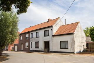 Deerlijk: Ruime woning in het rustige Sint-Lodewijk!Deze woning, gelegen in een rustige straat biedt een mooie kans voor mensen die een grote te...