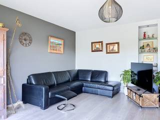 <p>Uiterst energiezuinig appartement in een rustige en groene omgeving bestaande een hal met afzonderlijk toilet, ruime lichtrijke leefruimte met eet-en zithoek die toegang geeft aan het terras aan de voorzijde, uitgeruste open keuken, nachthal, 2 ruime slaapkamers met ingemaakte kasten waarvan één met terras , ingerichte badkamer (douche, lavabomeubel + aansluiting wasmachine) en een praktische berging.</p>
<p></p>
<p>Extra troeven:</p>
<ul>
<li>Energiezuinig (Label-A)</li>
<li>Voorzien van airco via warmtepomp</li>
<li>Conforme keuring elektriciteit</li>
<li>Vernieuwde ramen (PVC)</li>
<li>Fenomenale zichten</li>
<li>Privatieve kelderberging</li>
<li>Lift aanwezig</li>
<li>Gemeenschappelijke fietsenberging</li>
<li>Vlotte verbinding naar allerlei faciliteiten</li>
<li>Instapklaar</li>
</ul>
<p></p>
<p>Dit appartement is te koop ZONDER makelaar via het concept van Smart Houses! Verdere inlichtingen of bezoek? Contacteer rechtstreeks de eigenaar via 0470/838983</p>