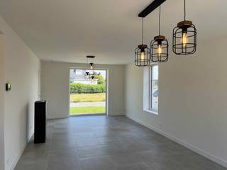 <div>Nieuwbouwwoning (halfopen bebouwing) omvat inkomhal met gastentoilet, woonkamer met open ingerichte keuken, berging/wasplaats, nachthal, badkamer (dubbel lavabomeubel, douche, ligbad en toilet), 3 slaapkamers, bergzolder, autostaanplaats en een tuin met terras en tuinberging.</div><div>De woning is opgeschilderd en voorzien van lichtarmaturen.</div><div> </div><div>Geen huisdieren toegelaten!</div><div><br /><br /> </div>