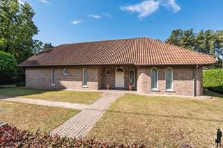 <p><strong>Deze vrijstaande woning met een bewoonbare oppervlakte van maar liefst 352m² in landelijke stijl is instapklaar en bijzonder goed onderhouden. Ze is rustig gelegen nabij de groene Kempense Heuvelrug, maar toch in het centrum van Lichtaart, op wandelafstand van scholen, winkels, horeca en bushaltes. De woning biedt een uitstekende combinatie van rust, ruimte en bereikbaarheid, en is perfect voor gezinnen, zelfstandigen of mensen die op zoek zijn naar een woning met zorgmogelijkheden of kangoeroewonen.</strong><br /><br />Indeling: <br />Gelijkvloerse verdieping: <br />Bij het binnenkomen wordt u verwelkomd in een ruime inkomhal met vestiaire en gastentoilet. De inkomhal geeft toegang tot 3 ruime slaapkamers. De badkamer is uitgerust met een ligbad, een douche, een toilet en een lavabo. Daarnaast is er een aparte ruimte die ideaal dienst kan doen als bureau of hobbykamer.<br /><br />De leefruimte is bijzonder sfeervol, met een aparte lees- of tv-hoek en authentieke elementen die bijdragen aan het landelijke karakter. De eetkamer met pelletkachel, sluit mooi aan op de volledig uitgeruste keuken en de ruime berging. <br /><br />Eerste verdieping: <br />De eerste verdieping biedt dankzij een aparte trap en toegang via zowel de binnenzijde als de buitenzijde een ideale mogelijkheid tot kangoeroewonen of een aparte studio voor inwonende kinderen, ouders of een zelfstandige activiteit. Deze verdieping omvat een ruime slaapkamer met dressing, een aparte badkamer met douche, toilet en dubbele lavabo, én een aangename zit- en bureauruimte.<br /><br />Kelderverdieping: <br />De woning beschikt over maar liefst zeven afgewerkte, droge kelders. Deze zijn bereikbaar via de binnenberging en ook via een aparte buitentoegang. In de kelder bevindt zich de recente verwarmingsinstallatie op gas (hoogrendementsketel), evenals een regenwaterput.<br /><br />Buitengebeuren:<br />Buiten geniet u van een dubbele garage met een aangrenzende overdekte zithoek, perfect om te ontspannen. Er is ook een afgesloten buitenberging. De zuidgerichte tuin beschikt over een betegeld terras van 21 m². Dit is een aangename plek om in alle rust te genieten van de zon. <br /><br />Bijzonderheden: <br />- De woning is geschikt voor <strong>volledig gelijkvloers wonen</strong> én biedt <strong>mogelijkheid tot kangoeroewonen</strong> dankzij een aparte bovenverdieping met eigen toegang.<br />- Unieke, centrale en toch rustige ligging in het dorpscentrum.<br />- Uitgerust met alarminstallatie voor extra veiligheid.<br />- Ingebouwde gaskachel in de living en een pelletkachel in de eetplaats.<br />- Volledig asbestveilig.<br />- Energiezuinig met EPC-waarde C.<br />- Perceelscore en gebouwscore: A.</p>
Neem zeker al eens een kijkje in de woning via het interactief grondplan: http://deboerenpartners.virtimmocontent.be/start-visit/5282