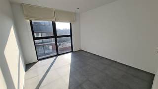 DEZE BIJZONDERE DUPLEX PENTHOUSE BEVINDT ZICH IN HET BRUISENDE CENTRUM VAN KONTICH OP WANDELAFSTAND VAN SCHOLEN, WINKELS, HORECA EN HET...