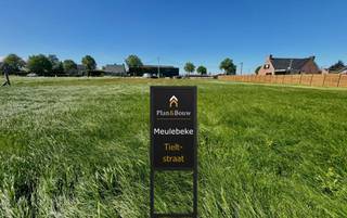 Aan de Tieltstraat 210 in Meulebeke bieden wij drie ruime bouwgronden te koop aan (774 – 778 m²), gelegen in een rustige omgeving met zuidoostgerichte tuinen.<br />Wie op zoek is naar een mooie kavel om op te bouwen, vindt hier een bijzonder aangename locatie dichtbij winkels, scholen en vlotte verbindingen naar Tielt, Kortrijk en Gent.<br />Alle nutsvoorzieningen zijn aanwezig.<br />Neem vandaag nog contact op voor meer info !
