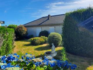 <p><span>Ruime vrijstaande bungalow op uitzonderlijk perceel van 789 m² met prachtige tuin.</span></p><p><span> </span></p><p><span>Bent u op zoek naar een renovatieproject met een degelijke basis en tal van mogelijkheden? Dan is deze vrijstaande bungalow aan de Merellaan 56 in Zelzate beslist een bezoek waard.</span></p><p><span> </span></p><p><span>Deze woning uit 1972 is gelegen op een uitzonderlijk perceel van maar liefst 789 m², één van de grootste percelen in de wijk. Ze werd steeds met de grootste zorg onderhouden en vormt de ideale basis om een eigentijdse gezinswoning te creëren, volledig volgens uw eigen smaak.</span></p><p><span> </span></p><p><span>De praktische gelijkvloerse indeling omvat een lichtrijke leefruimte, een grote keuken, drie volwaardige slaapkamers, een badkamer en een inpandige garage.</span></p><p><span>Een absolute meerwaarde is de</span><span> sterke relatie tussen de woning en de tuin</span><span>. Vanuit de verschillende ruimtes geniet u van een prachtig uitzicht op de rijkelijk aangeplante tuin. Deze groene omgeving zorgt het hele jaar door voor een bijzonder rustige en aangename woonbeleving.</span></p><p><span> </span></p><p><span>Ook de ligging is een grote meerwaarde. De woning bevindt zich in de rustige en residentiële </span><span>woonwijk Vogelzang, aan het einde van een doodlopende straat</span><span>. Tegelijk geniet u van een vlotte bereikbaarheid dankzij de nabijheid van de R4, E34, scholen, winkels en openbaar vervoer.</span></p><p><span> </span></p><p><span>Met een </span><span>EPC-label F </span><span>geldt voor deze woning de wettelijke renovatieverplichting. Dat biedt meteen de ideale kans om de woning volledig te moderniseren en energiezuinig te maken. Dankzij de degelijke constructie, de ruime perceelsoppervlakte en de praktische indeling beschikt deze bungalow over een uitstekende basis voor een geslaagd renovatieproject.</span></p><p><span> </span></p><p><span>Troeven</span></p><ul><li><span>Vrijstaande bungalow op een perceel van 789 m² </span></li><li><span>Eén van de grootste percelen van de wijk </span></li><li><span>3 slaapkamers </span></li><li><span>Inpandige garage en verharde oprit</span></li><li><span>Prachtig, volledig aangeplante tuin</span></li><li><span>Unieke tuinbeleving met vanuit elke ruimte zicht op het groen </span></li><li><span>Rustige ligging aan het einde van een doodlopende straat</span></li><li><span>Bouwjaar 1972 </span></li><li><span>Volledig te renoveren tot uw droomwoning </span></li><li><span>EPC-label F </span></li><li><span>Nabij scholen, winkels en openbaar vervoer</span></li><li><span>Vlotte verbinding naar de E34, R4 en omliggende gemeenten</span></li></ul><p><span> </span></p><p><span>KORTOM: een woning met een uitzonderlijk groot perceel, een prachtige tuin, op een degelijke basis gebouwd en met alle mogelijkheden om er uw droomwoning van te maken.</span></p><p><span> </span></p><p><span>Klik op de virtuele 360 rondleiding en loop alvast even doorheen de woning. </span></p><p><span> </span></p><p><span>Interesse? Bel 0471/200.189 of mail bellina@maximm.be.</span></p>