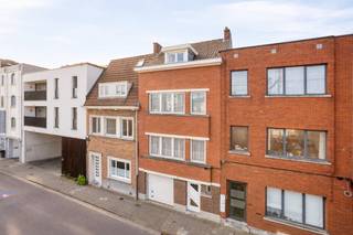 Située dans un emplacement privilégié dans le quartier populaire de la gare de Gand, nous trouvons cette spacieuse maison de ville d'une...