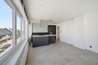 Ontdek dit volledig gerenoveerde appartement op de tweede verdieping, gelegen in het rustige en gegeerde Mariakerke, vlakbij zee en alle voorzieningen.<br /><br />Bij het betreden van het appartement kom je in de inkomhal met apart gastentoilet. De leefruimte met open keuken vormt het hart van de woning en geniet van veel natuurlijk licht. De moderne keuken is volledig uitgerust met onder andere een inductiekookplaat, oven, vaatwasser en koelkast met diepvries.<br /><br />Verder beschikt het appartement over twee slaapkamers en een verzorgde badkamer met inloopdouche.<br /><br />Het uitstekende EPC-label A (96 kWh/m²), de conforme elektriciteit en de lage syndicuskosten zorgen voor een interessante opportuniteit - ideaal als vaste woonst, tweede verblijf of investering.<br /><br />Als extra troeven zijn er een individuele berging (via aparte ingang) en een gemeenschappelijk dakterras waar je heerlijk kan genieten.<br /><br />Kortom: een zorgeloos, instapklaar appartement op een uitstekende ligging aan de kust.<br /><br />Interesse? Contacteer ons en plan uw bezoek in!
