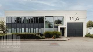 Strategisch gelegen bedrijfsgebouw bestaande uit <strong>1.011 m² opslagruimte met 70 m² kantoren</strong> te huur langs de bedrijvige Leuvensesteenweg.<br />De loods met een vrije hoogte van +/- 6,15 m is voorzien van 1 sectionale poort en wordt verwarmd op gas.<br /><br />De ruimtes zijn gesitueerd in een functioneel KMO-park geschikt voor opslag en lichte productie. Fantastisch gelegen net buiten Brussel, vlak bij de Ring en op een boogscheut van Brussels Airport.<br /><br />Mogelijkheid om bijkomende parkeerplaatsen te huren en extra kantoorruimte van 554 m².<br />Onmiddellijk beschikbaar!<br /><br />Contacteer <strong>PANORAMA B2B</strong> voor meer inlichtingen of een vrijblijvend plaatsbezoek <strong>02 424 24 21</strong>.