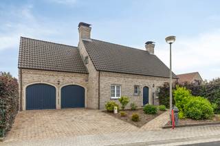 Immo Pické vous propose cette villa très bien située à Vlezenbeek, à proximité de toutes les commodités, des commerces, des écoles, des transports...