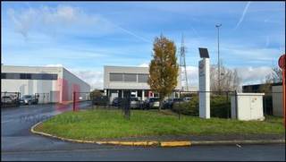 Fantastisch gelegen bedrijfsgebouw bestaande uit een magazijn (272 m²) in combinatie met een kantoor (235 m² - uitbreidbaar indien gewenst) te...