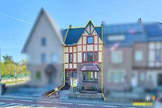 <p><span>Welkom in deze prachtige herenwoning in Leopoldsburg!</span></p><p><span>Deze karaktervolle woning (1936) werd volledig gerenoveerd en combineert authentieke charme met modern comfort. Een instapklaar familiehuis met veel licht en ruimte.</span></p><p><span> </span></p><p><span>Belangrijkste troeven:</span></p><p><span>- 6 slaapkamers (waarvan 3 volledig afgewerkt)</span></p><p><span>- Master bedroom met dressing & airco</span></p><p><span>- Gerenoveerd & energiezuinig (EPC C):</span></p><ul><ul><li><span>Nieuwe keuken en badkamer</span></li><li><span>Nieuwe vloeren</span></li><li><span>Dak + zolderisolatie vernieuwd</span></li><li><span>Driedubbel glas</span></li><li><span>Nieuwe gasketel</span></li></ul></ul><p><span>- Ruime, lichtrijke leefruimte met visgraatvloer</span></p><p><span>- Parkeerplaatsen voor en naast de woning</span></p><p><span>- Onderhoudsvriendelijke tuin</span></p><p><span>- Achteringang via servitudeweg</span></p><p><span> </span></p><p><span>Topligging:</span></p><p><span>- Op wandelafstand van winkels, scholen en openbaar vervoer</span></p><p><span>- Nabij het centrum</span></p><p><span> </span></p><p><span>Waarom kiezen voor deze woning?</span></p><p><span>- Authentiek karakter + moderne afwerking</span></p><p><span>- Instapklaar</span></p><p><span>- Ruim en praktisch</span></p><p><span>- Ideaal voor gezinnen</span></p><p><span> </span></p><p><span>👉</span><span> Mis deze unieke kans niet en plan snel uw bezoek!</span></p><p><span> </span></p><p><span>Bestuursmaatregelen in het maatregelenregister: nee</span><span> </span></p><p><span> </span></p>