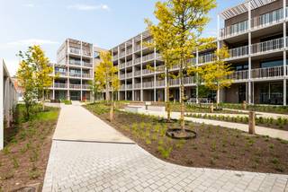 <strong>Laatste afgewerkte units beschikbaar – 6% btw mogelijk (onder voorwaarden).</strong><br /><br />Dit <strong>1-slaapkamerappartement</strong> is gelegen in het project <strong>De Lesselier</strong>, een hedendaags nieuwbouwproject op de historische site van het Academisch Kwartier in Lier.<br /><br />Met een woonoppervlakte van <strong>68,60 </strong><strong>m²</strong> en een zonnig terras van maar liefst <strong>9,50 m²</strong> biedt deze woonst een uitzonderlijk evenwicht tussen binnen- en buitenruimte.<br />De leefruimte is aangenaam licht en sluit rechtstreeks aan op het royale terras, dat fungeert als een volwaardige buitenkamer. De indeling omvat verder een comfortabele slaapkamer, een stijlvolle badkamer en een praktische berging, wat zorgt voor een efficiënte en hedendaagse woonorganisatie.<br /><br />De Lesselier is een bijna-energieneutraal project en werd uitgerust met geothermische warmtepompen, vloerverwarming en energiezuinige technieken, wat resulteert in lage energiekosten en een hoog wooncomfort.<br />Dankzij deze kwaliteiten is het appartement niet alleen interessant voor eigen bewoning, maar ook bijzonder aantrekkelijk als investering.<br /><br />Gelegen in een autoluwe en groene stadsomgeving, met winkels, horeca en openbaar vervoer op wandelafstand, combineert deze woonst rust met stedelijke dynamiek.<br /><br /><strong>Interesse?</strong><br />Ontdek <strong>De Lesselier </strong>en contacteer ons via <strong>03 337 50 70</strong> of mail naar <strong>info@vbvastgoed.be</strong>.