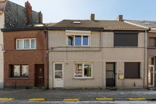 Te renoveren woning met drie slaapkamers en tuin te Willebroek!<br /><br />Op zoek naar een woning die u volledig naar eigen smaak kunt renoveren of opfrissen? Dan is deze woning zeker een bezoek waard.<br /><br />Via de inkomhal bereikt u de leefruimte aan de voorzijde, gevolgd door de keuken. Achteraan bevinden zich de badkamer met douche, lavabo en toilet en de toegang tot de tuin.<br /><br />Op de eerste verdieping zijn er twee slaapkamers van 14m² en 13m². De zolderverdieping is momenteel ingericht als een extra slaapkamer van 17m².<br /><br />Aan de achterzijde bevindt zich de tuin van ca. 40m2.<br /><br />Centraal gelegen nabij winkels, supermarkten, scholen, openbaar vervoer en met een vlotte verbinding naar de A12 en N16.<br /><br />Kenmerken:<br /><br />- Te renoveren woning <br />- Drie slaapkamers<br />- Tuin aanwezig<br />- Centrale ligging te Willebroek<br /><br />112m2 bewoonbare oppervlakte cfr EPC.<br /><br />Wenst u een bezoek of meer informatie? Dan kan u ons steeds contacteren via info@dvarealestate.be of via 03/297.00.00.