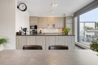 Dit appartement onderscheidt zich door zijn hoogwaardige materiaalkeuze en oog voor detail.De indeling (1e verdieping):- Inkomhal met vestiaire...