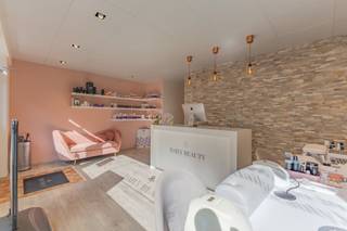 Immo Pické biedt U deze uiterst gunstig gelegen commerciële ruimte aan in het centrum van Halle. Door zijn uiterst gunstige ligging geniet dit pand van verschillende commerciële troeven: zeer goede centrale ligging, vlotte bereikbaarheid en veel voorbijgangers. <br />Het pand beschikt over een ruime ontvangstruimte, een hal dat uitgeeft op 2 praktijkruimtes ( 18 m² en 15 m²) en een keuken met toilet. Daarnaast beschikt het pand over een zeer ruime kelder. Maandelijkse lasten volgens laatste afrekening: 488,80 per trimester (gemeenschappelijke delen, syndicus, brandverzekering, privatief water, ...)