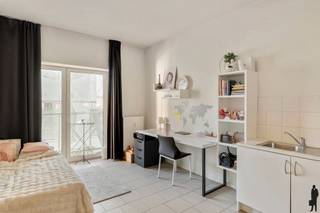 <strong>Compacte en lichtrijke studio nabij Park Spoor Noord</strong><br /><br />Deze gezellige en praktisch ingedeelde studio van 31 m² bevindt zich op de tweede verdieping van de Residentie Parktoren. De woonruimte is aangenaam lichtrijk en beschikt over een slimme slaaphoek, waardoor de beschikbare oppervlakte optimaal benut wordt. Verder omvat de studio een aparte badkamer met douche en toilet, evenals een handige berging met aansluiting voor een wasmachine. Dankzij de efficiënte indeling geniet u hier van comfortabel wonen op een compacte oppervlakte.<br /><br />De ligging is een absolute troef: op wandelafstand van het levendige Eilandje, het iconische MAS en het groene Park Spoor Noord. Bovendien bevindt de studio zich vlak bij de AP Hogeschool en is ze uitstekend bereikbaar met zowel het openbaar vervoer als de belangrijkste invalswegen.<br /><br /><strong>Bijzonderheden:</strong><br />- EPC-score A<br />- Elektriciteit conform<br />- Inclusief kelderberging<br />- Mogelijkheid tot aankoop van een autostaanplaats (€35.000)