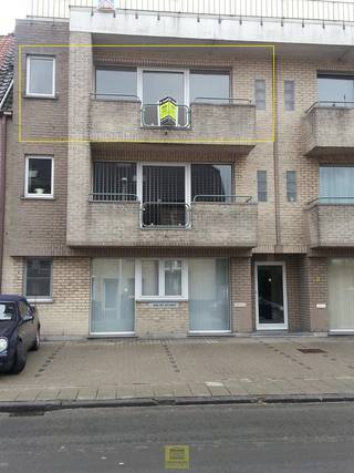 Aangenaam appartement nabij stadscentrum! Appartement gelegen op de 2de verdieping (lift aanwezig) omvattende inkomhal (vestiaire), 2...